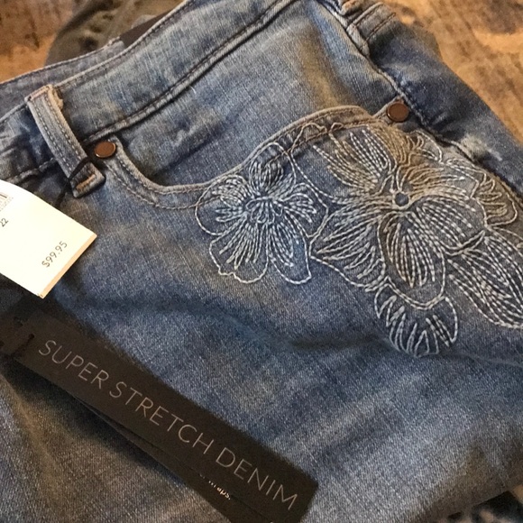 🌸NWT LaneBryant 18 White Floral Embroidered Jean - Picture 5 of 8